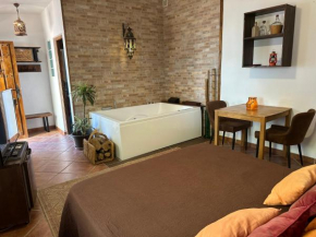 Romántico estudio rodeado de naturaleza con jacuzzi gigante, Felix